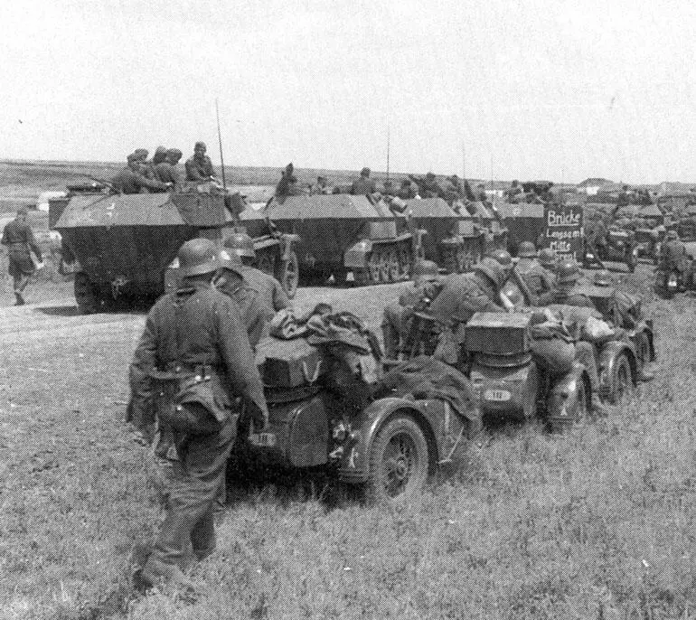 Бронетранспортеры SdKfz251 и мотоциклы 23й танковой дивизии на марше Южнее - фото 22