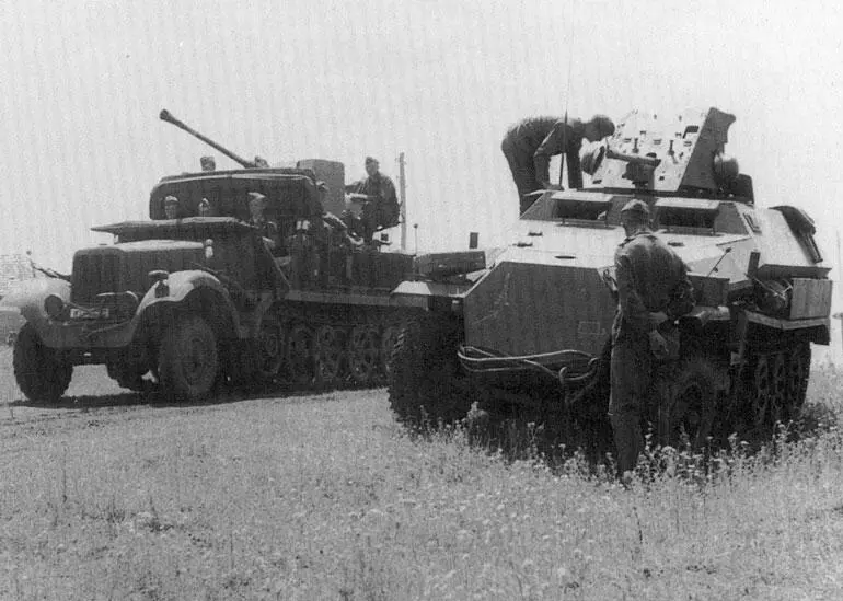 5тонный тягач БюссингНАГ SdKfz6 с установленной на нем 37мм зенитной - фото 24