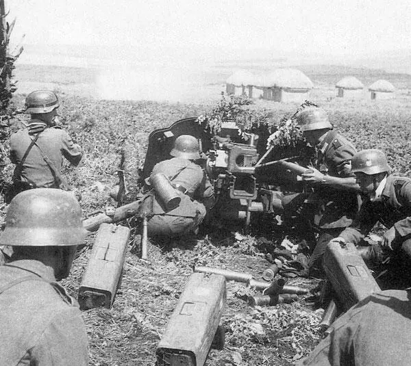 Расчет 50мм противотанковой пушки Pak 38 ведет огонь по советским танкам 6я - фото 27