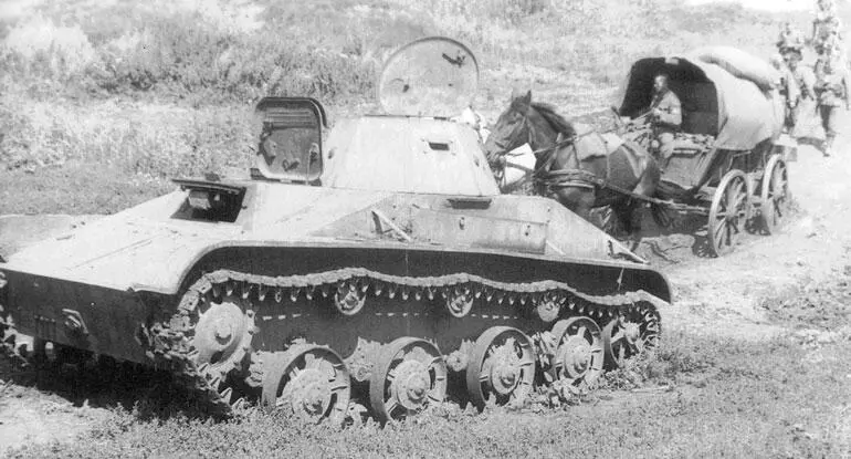 Подбитый советский легкий танк Т60 Район Воронежа июль 1942 года Всего же к - фото 29