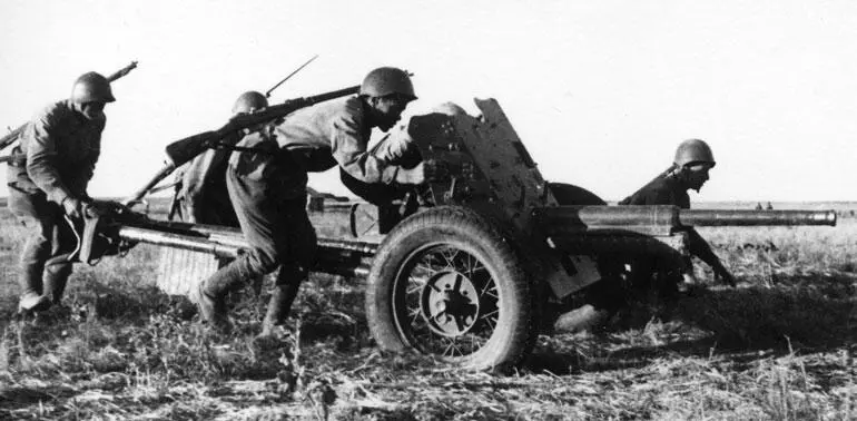 Расчет 45мм противотанковой пушки меняет позицию Южный фронт июль 1942 года - фото 32