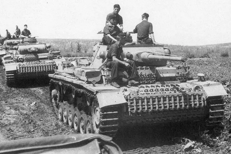 Колонна танков PzIII 23й танковой дивизии на марше Район Россоши июль 1942 - фото 33