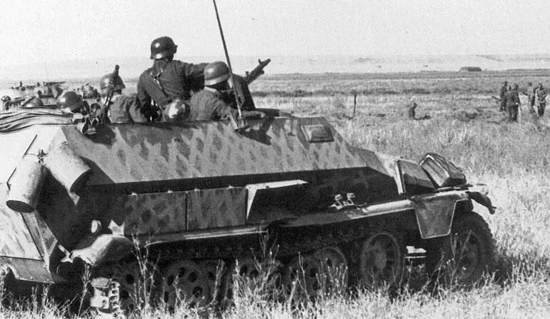 Бронетранспортер SdKfz251 в степном камуфляже Западный берег Дона июль - фото 35