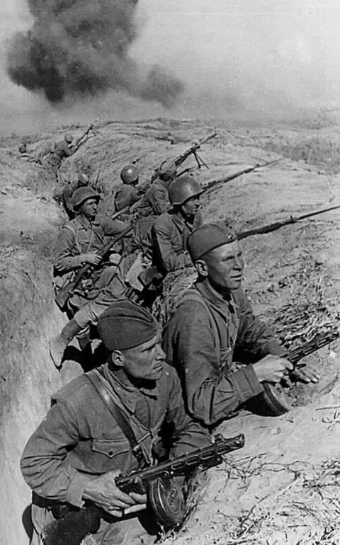 Бойцы и командиры 192й стрелковой дивизии готовятся к отражению атаки немецких - фото 46