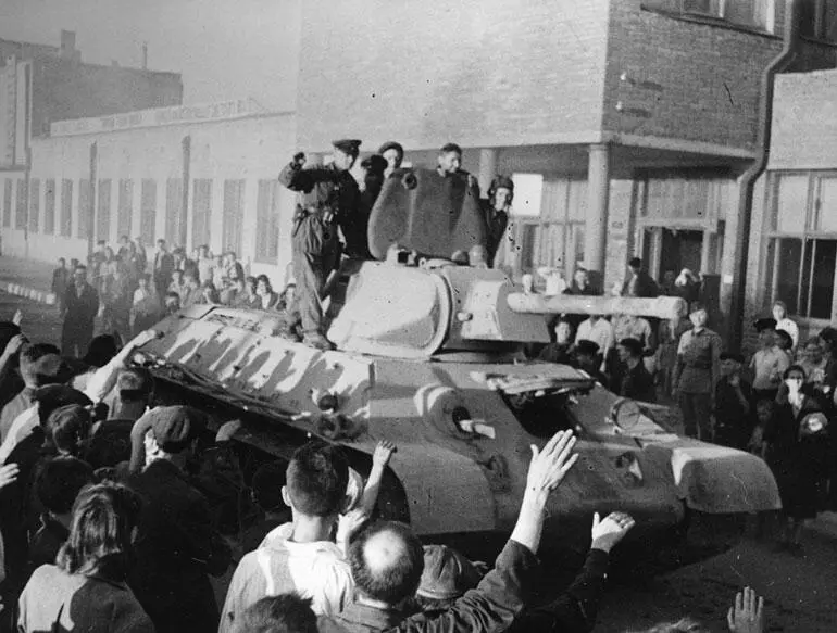 Изготовленный на СТЗ танк Т34 уходит на фронт Сталинград август 1942 года В - фото 47