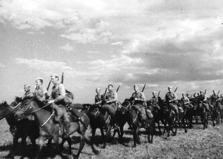 Кавалерийская часть направляется к передовой Сталинградский фронт август 1942 - фото 49
