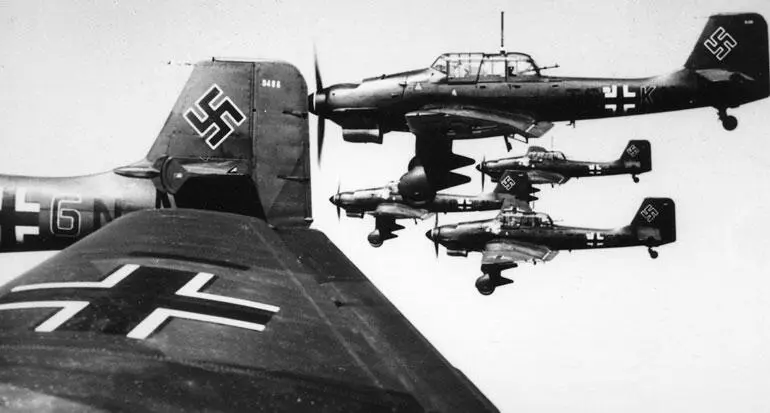 Курс на Сталинград В воздухе штуки пикирующие бомбардировщики Ju 87 23 - фото 59