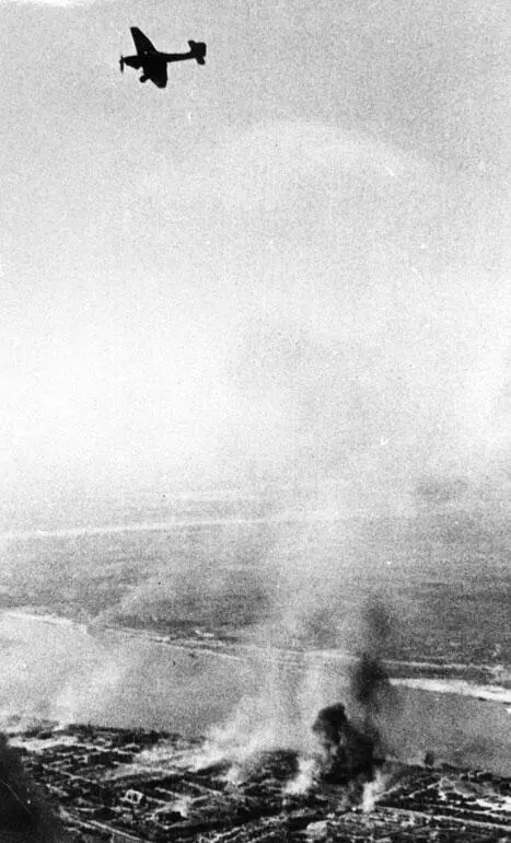 Бомбардировщик Ju 87 входит в пике В прицеле Сталинград 23 августа 1942 - фото 62