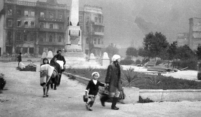 Жители покидают горящий Сталинград Август 1942 года Несмотря на то что - фото 63