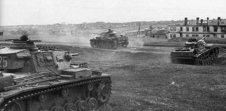 Танки PzIII 24й танковой дивизии на окраине Сталинграда Сентябрь 1942 года - фото 68