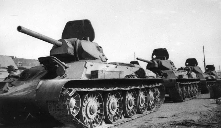 Танки Т34 учебного танкового батальона СТЗ готовы вступить в бой Сталинград - фото 70