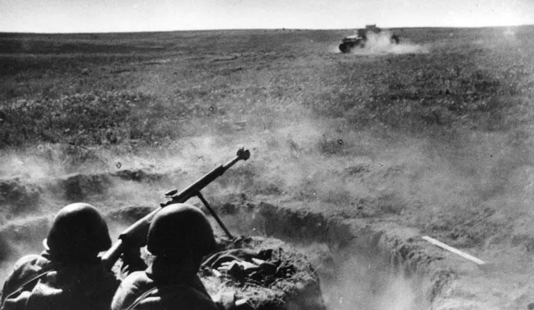 Бронебойщики ведут огонь по танкам на северной окраине Сталинграда Сентябрь - фото 71