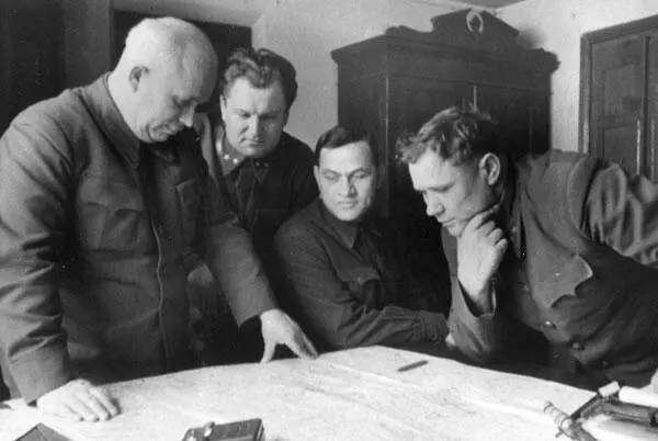Заседание Военного совета Сталинградского фронта Слева направо НС Хрущев - фото 74