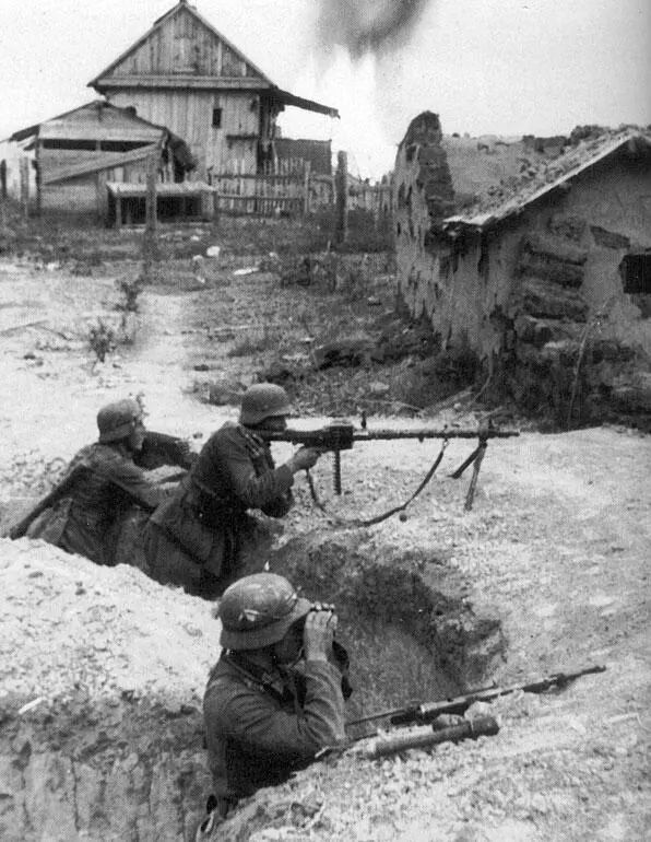 Расчет пулемета MG34 ведет бой на окраине Сталинграда Сентябрь 1942 года - фото 76