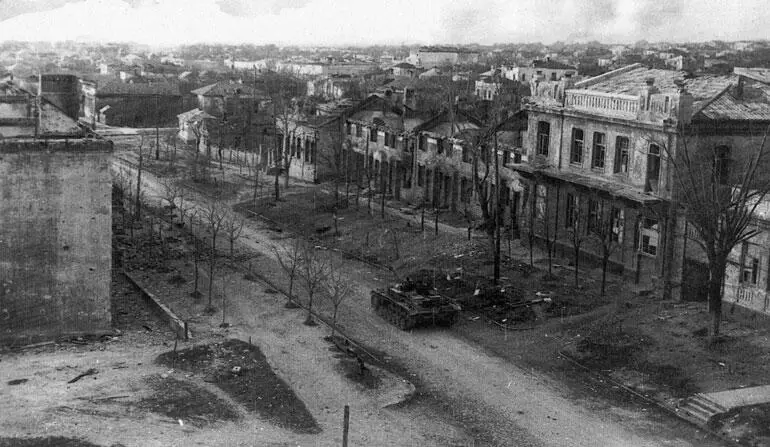 Штурмовое орудие StuG III из состава 48го танкового корпуса на одной из улиц - фото 79
