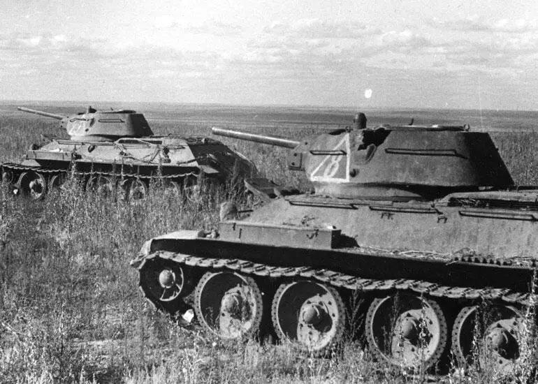 На помощь Сталинграду В атаке танки Донского фронта Сентябрь 1942 года Это я - фото 99