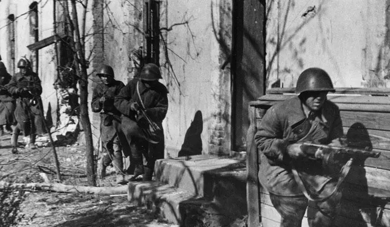 Штурмовая группа выдвигается на рубеж атаки Сталинград октябрь 1942 года - фото 111