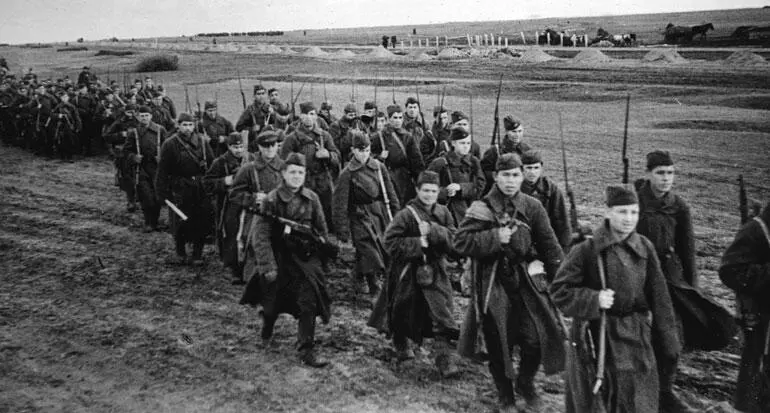 Ближайшей к Сталинграду железнодорожной станцией на левом берегу волги был - фото 112
