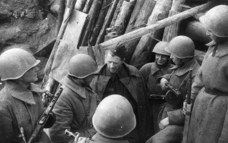 Командир 13й гвардейской стрелковой дивизии генералмайор АИ Родимцев в - фото 113