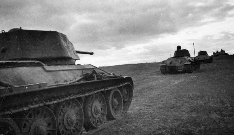 Танковая часть 57й армии занимает исходные позиции для наступления Сентябрь - фото 117