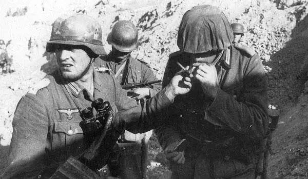 Как говорится можно оправиться и закурить За поясом у офицера складная - фото 134