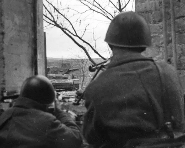Бронебойщики ведут огонь по вражескому танку Сталинград ноябрь 1942 года - фото 137