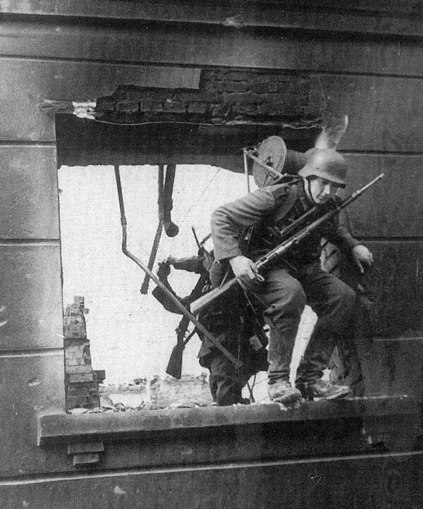 Немецкий связист тянет проводную линию связи Сталинград конец октября 1942 - фото 143