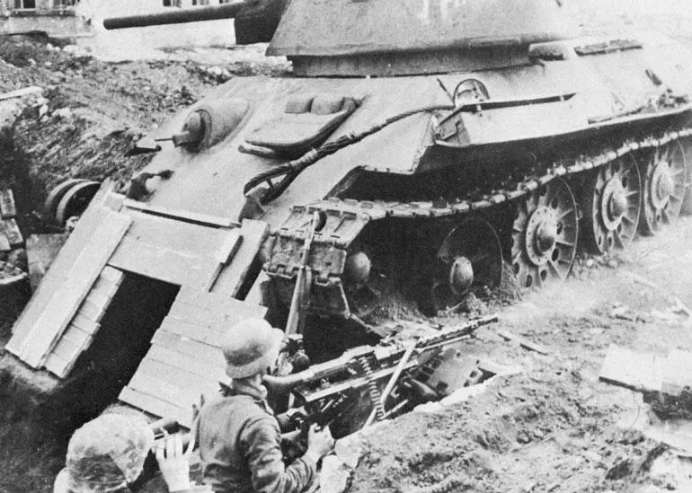 Немецкие пехотинцы на боевой позиции в Сталинграде Ноябрь 1942 года На ряде - фото 145