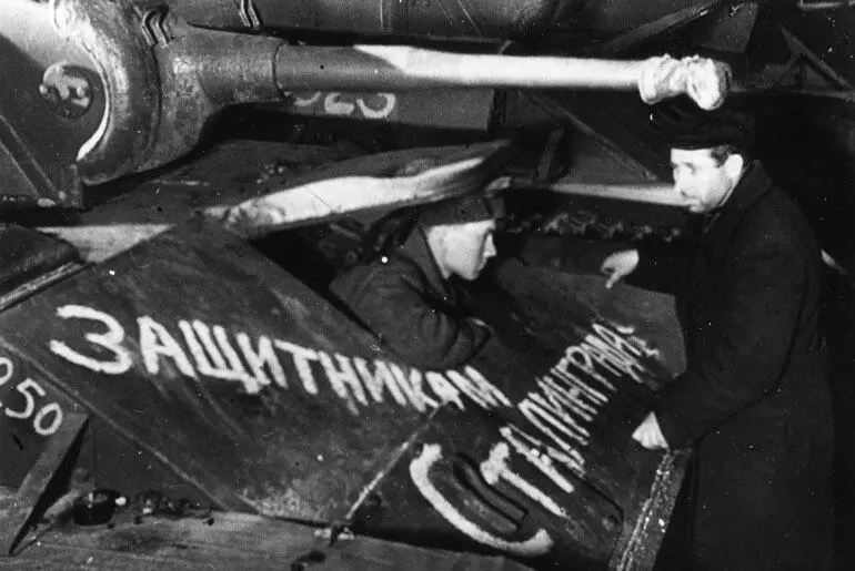 Начальник сборочного цеха Горьковского автозавода ДН Антонов и испытатель - фото 153