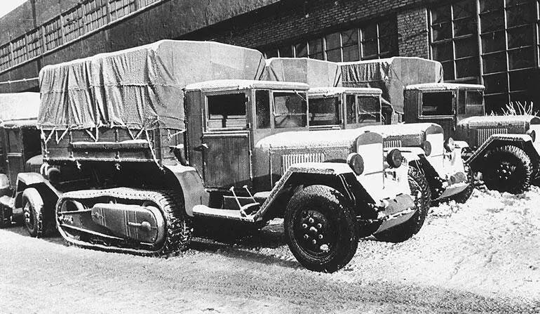 Полугусеничные автомобили ЗИС42 перед отправкой на фронт Ноябрь 1942 года - фото 154