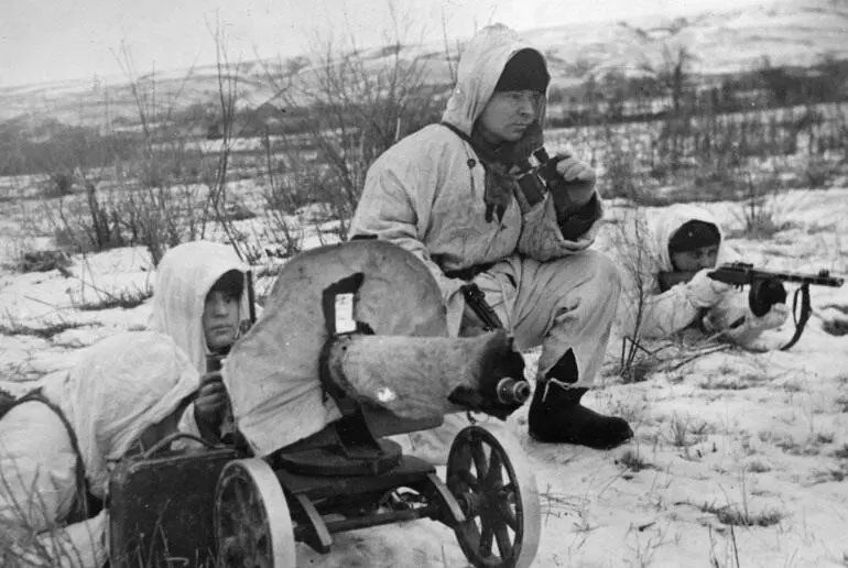 Пулеметный расчет старшего сержанта ВН Плотникова на боевой позиции - фото 155