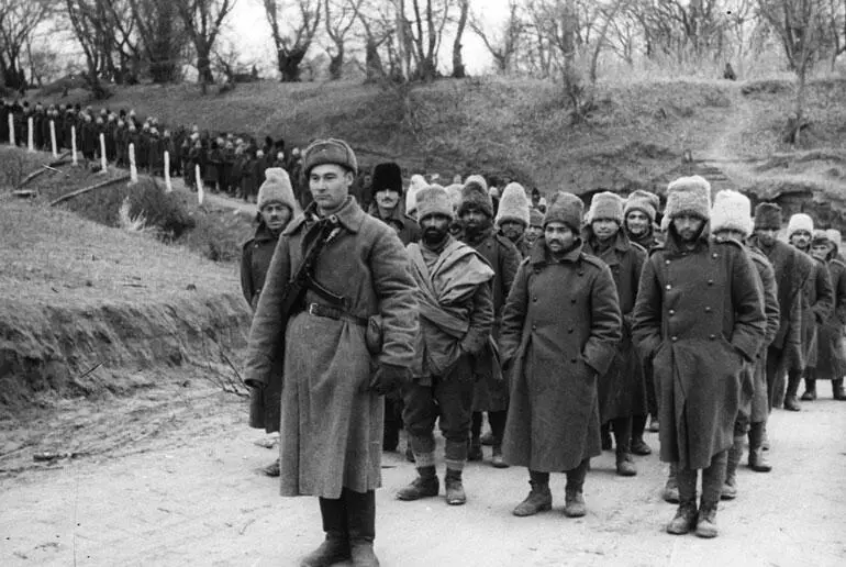 Колонна первых румынских пленных ЮгоЗападный фронт ноябрь 1942 года - фото 165