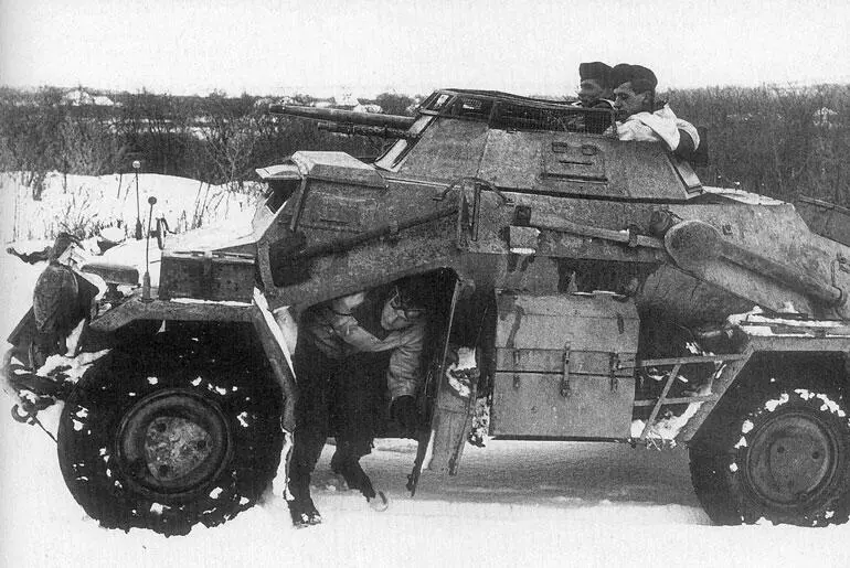 Разведчики на бронеавтомобиле SdKfz222 ведут наблюдение за противником 22я - фото 174