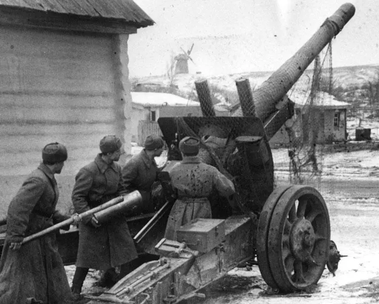 152мм пушкагаубица МЛ20 ведет обстрел немецких позиций на окраине - фото 176