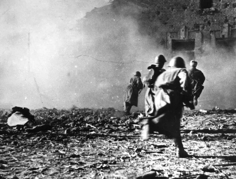 Штурмовая группа 62й армии врывается в захваченный немцами дом Сталинград - фото 179