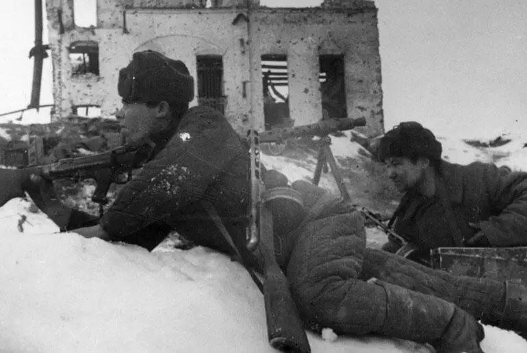 Сержант ГИ Шелестюк и красноармеец ИА Шкандыбин захватившие вражеский - фото 184