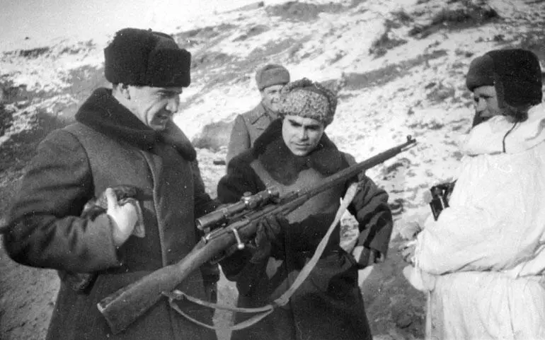 Командующий 62й армией ВИ Чуйков слева и член военного совета КА Гуров - фото 185