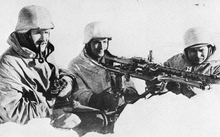 Расчет пулемета MG 34 на огневой позиции в снежном окопе Группа армий Дон - фото 190