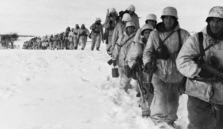 Немецкая пехота выдвигается к передовой Армейская группа Гота декабрь 1942 - фото 191