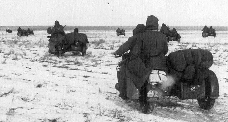 Мотоциклетная разведка 6й танковой дивизии уходит в степь Декабрь 1942 года - фото 196
