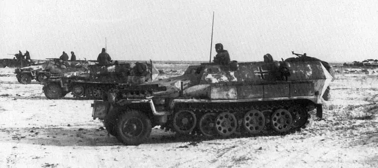 Пошли Бронетранспортеры SdKfz251 6й танковой дивизии сейчас двинутся на - фото 203