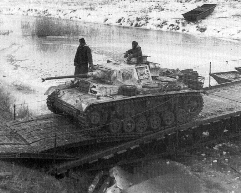 Танки 6й танковой дивизии переправляются через р Аксай Декабрь 1942 года В - фото 204