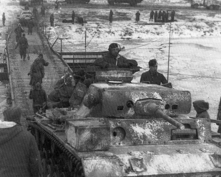 Танки 6й танковой дивизии переправляются через р Аксай Декабрь 1942 года В - фото 205