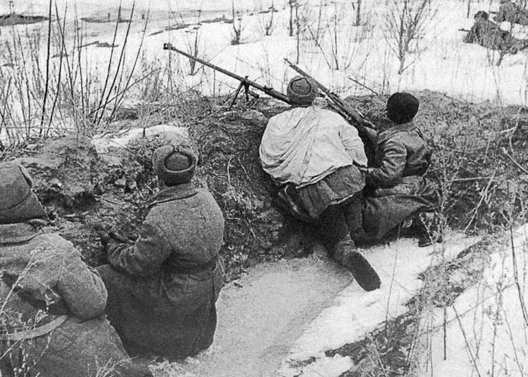 Бронебойщики 2й гвардейской армии готовятся к отражению вражеской танковой - фото 209