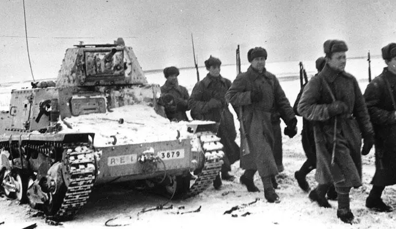 Красноармейцы проходят мимо подбитого итальянского танка L640 ЮгоЗападный - фото 218