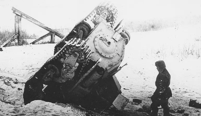 Опрокинутый взрывом авиабомбы легкий итальянский танк L640 ЮгоЗападный - фото 222