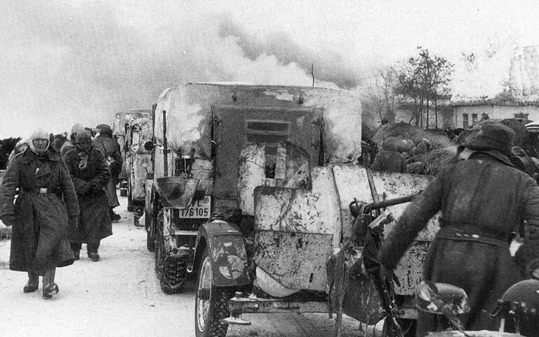 Батарея 20мм зенитных пушек Flak 38 в колонне отступающих немецких и - фото 223