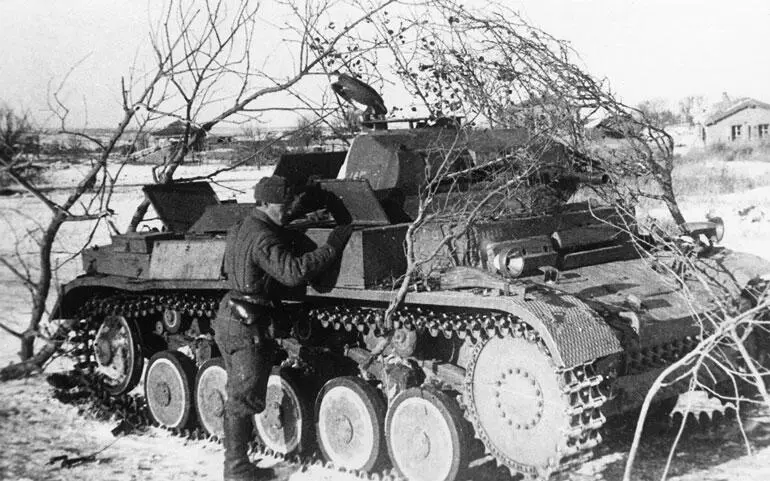 Боец Красной Армии осматривает трофейный немецкий танк PzII AusfF - фото 226
