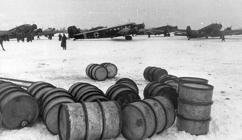 Транспортные самолеты Ju 52 на аэродроме в Тацинской перед вылетом в котел - фото 231