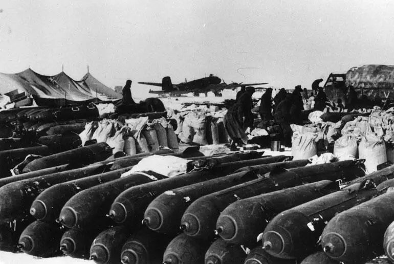 Склад бомб с продовольствием для 6й армии на одном из немецких аэродромов - фото 232